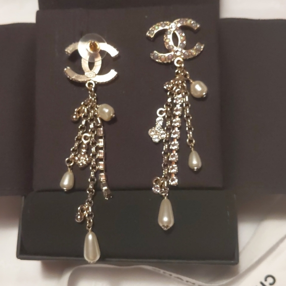 🆕 RARE CHANEL 19A CC Logo Pearl Crystal Earrings - Picture 7 of 8